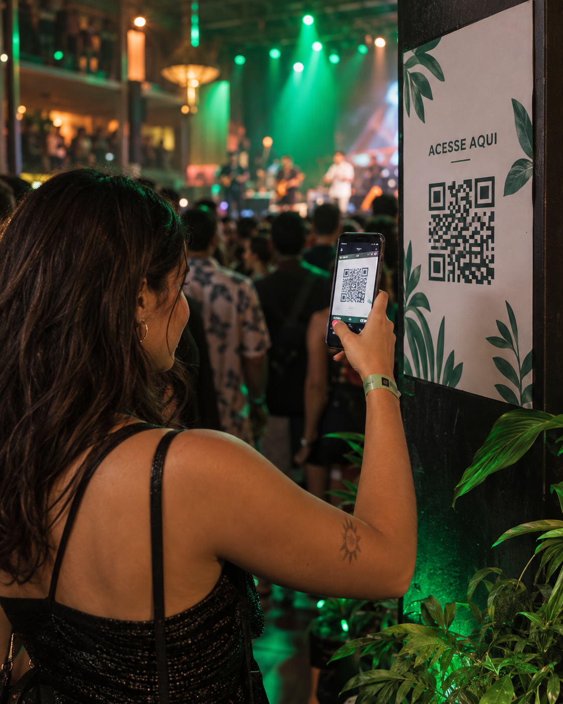 Pessoa acessando o cardápio do evento pelo QR Code