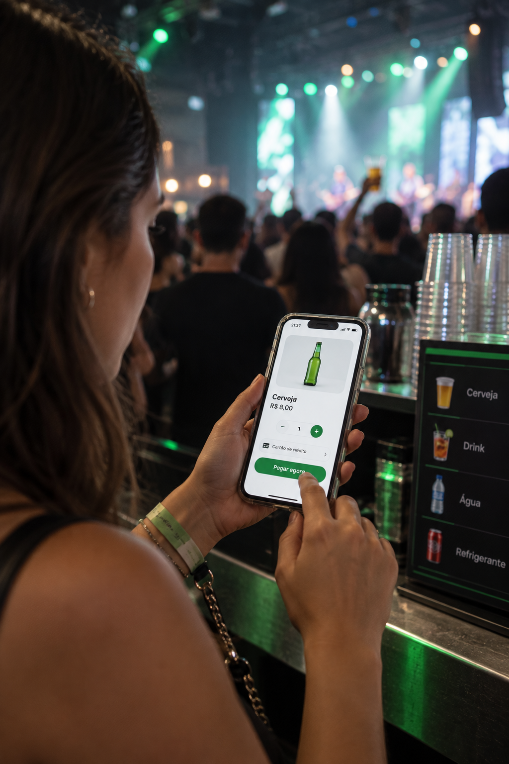 Pessoa comprando uma bebida pelo celular durante um evento